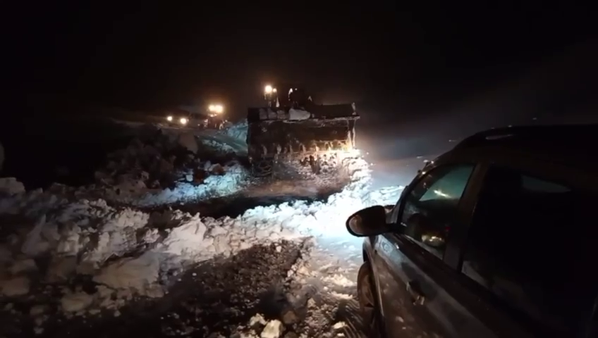 Pervari’de Yoğun Kar Yağışı Nedeniyle 10 Araç'ta Mahsur Kalan 78 Vatandaş Kurtarıldı 