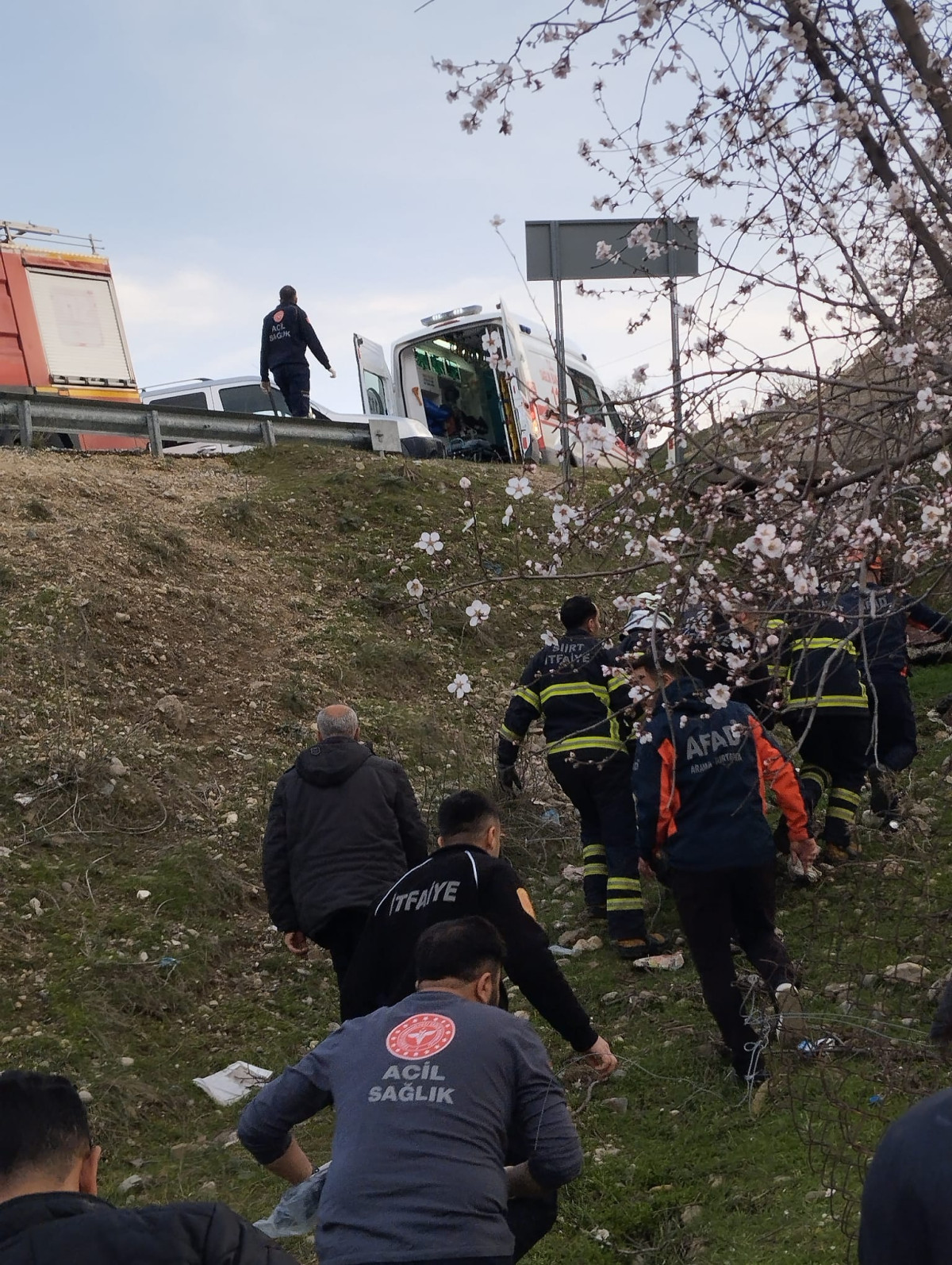 SİİRT TE MEYDANA GELEN TRAFİK KAZASINDA BABA KIZI HAYATINI KAYBETTİ KARDEŞLERDEN BİRİ YARALANDI