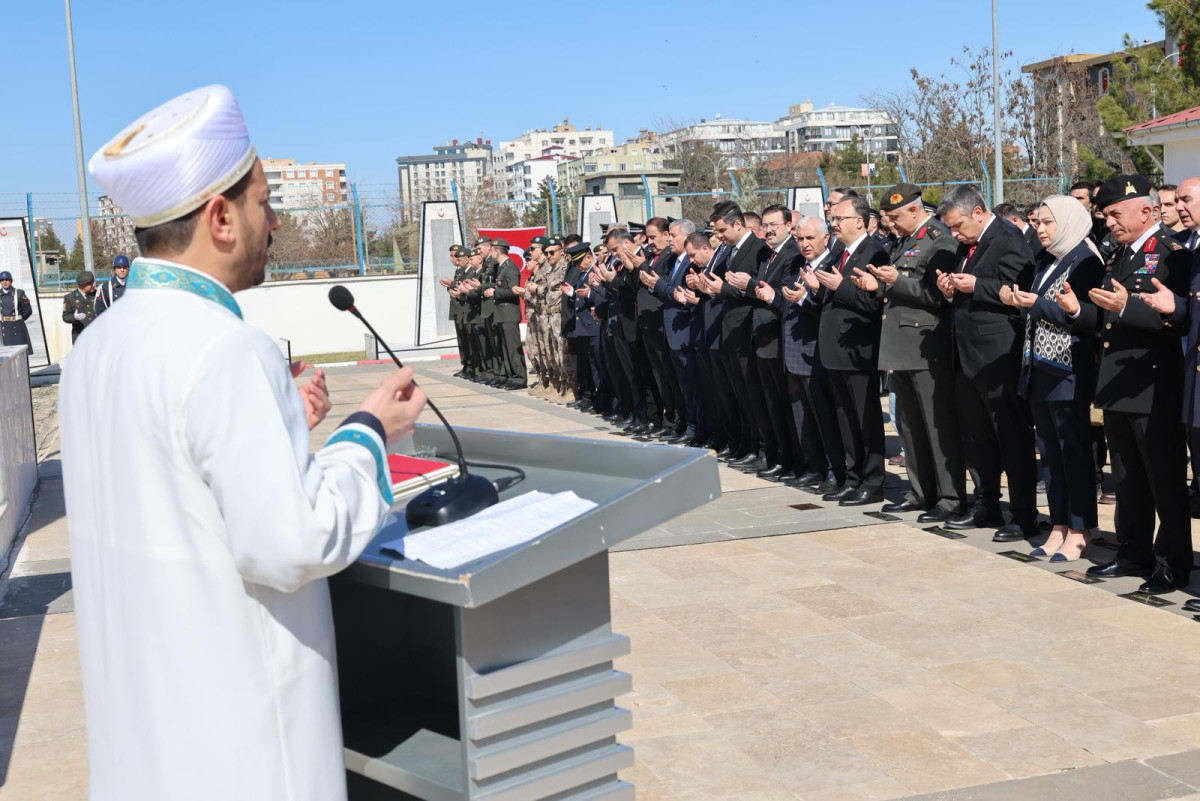 Siirt'te 18 Mart Şehitleri Anma Günü ve Çanakkale Zaferi'nin 111. yıl dönümü dolayısıyla tören düzenlendi.