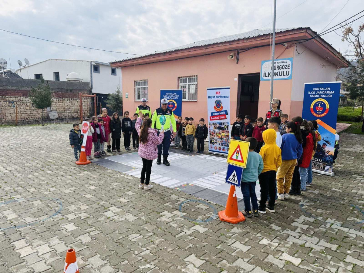 Kurtalan İlçe Jandarma Komutanlığı Gürgöze İlkokulu öğrencilerine Jandarmanın Tanıtımı ve Trafik Dedektifleri Projesini hakkında öğrencileri bilgilendirdi