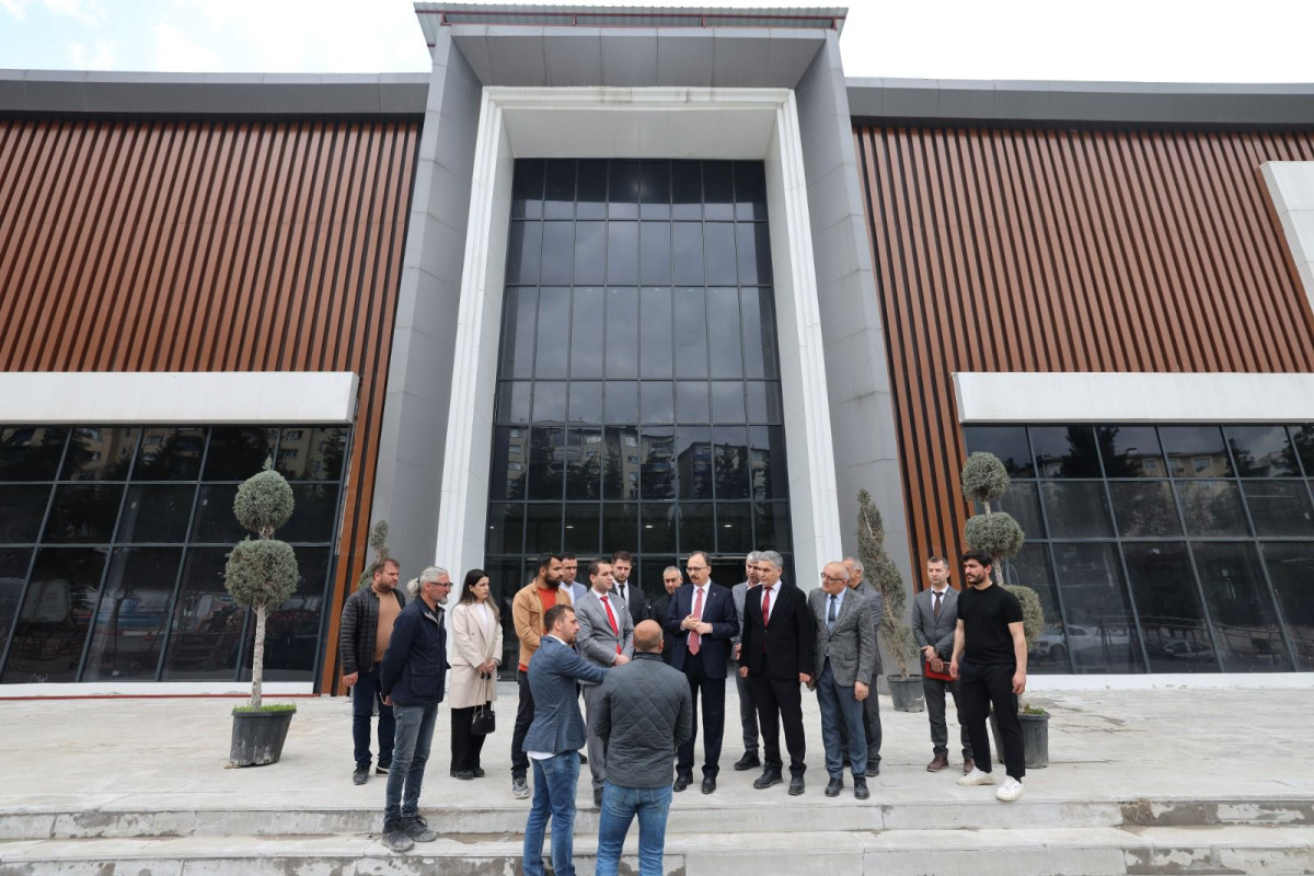 Siirt Valisi ve Belediye Başkan Vekili Dr. Kemal Kızılkaya, yapımında sona gelinen Siirt İl Halk Kütüphanesi inşaatında inceleme ve denetimlerde bulundu.