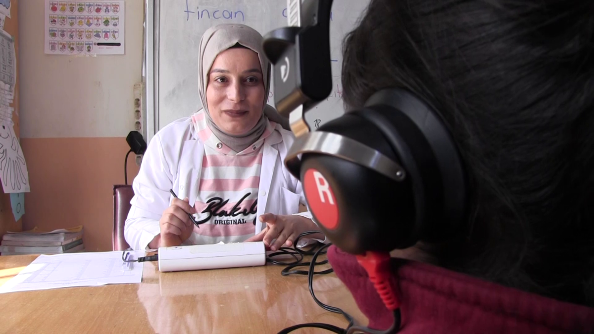 SİİRT TE PERVARİ VE ERUH İLÇE KÖYLERİNDE BİRİNCİ SINIF ÖĞRENCİLERİNE İŞİTME TARAMASI YAPILIYOR