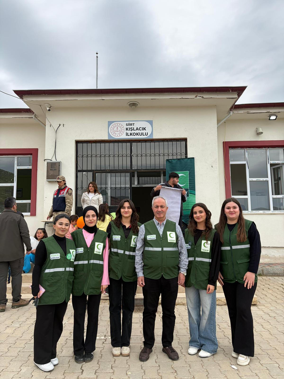 Siirt Yeşilay Şube yöneticileri  üyeleriyle birlikte Merkeze bağlı Kışlacık köy okulunu  ziyaret ederek etkinlik düzenlendiler