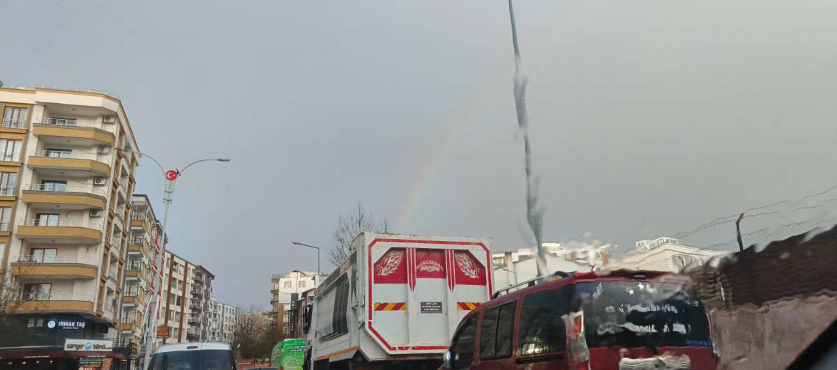 Siirt’te yağışın ardından ortaya çıkan gökkuşağı, gökyüzünde oluşan renkli görüntüsüyle vatandaşların dikkatini çekti.