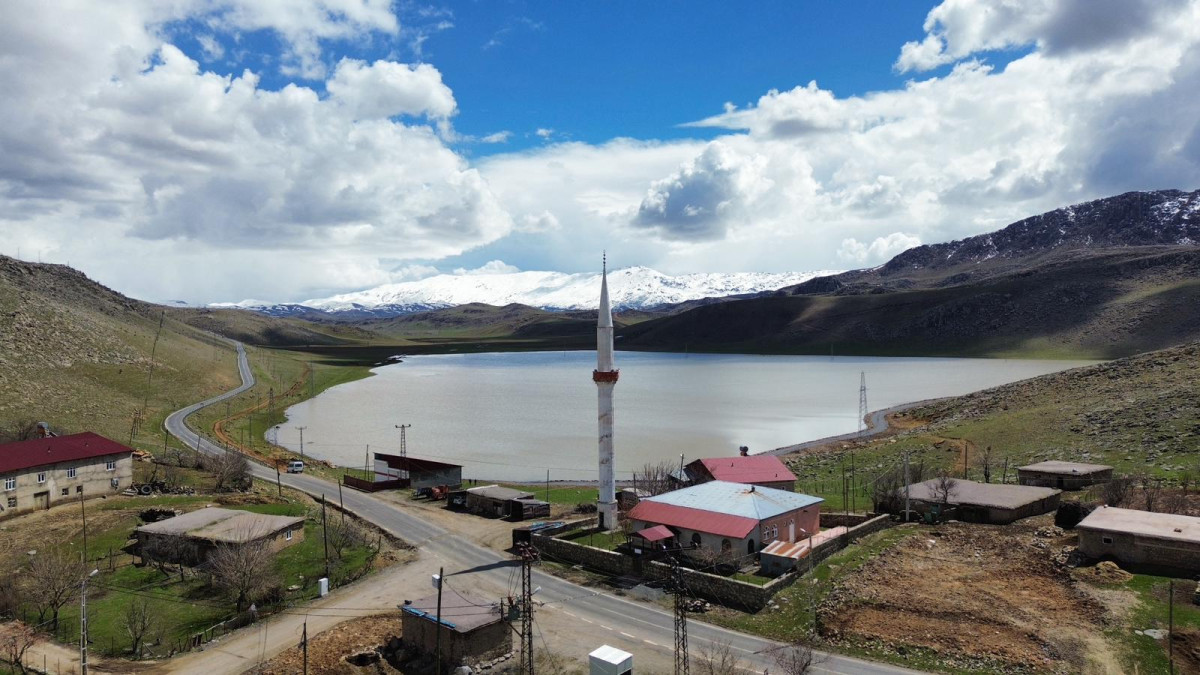 Siirt’in Pervari ilçesine bağlı Gölköy’de bulunan Zirin Gölü, yapılan taşkın koruma çalışmaları sayesinde yeniden doğal görünümüne kavuştu.