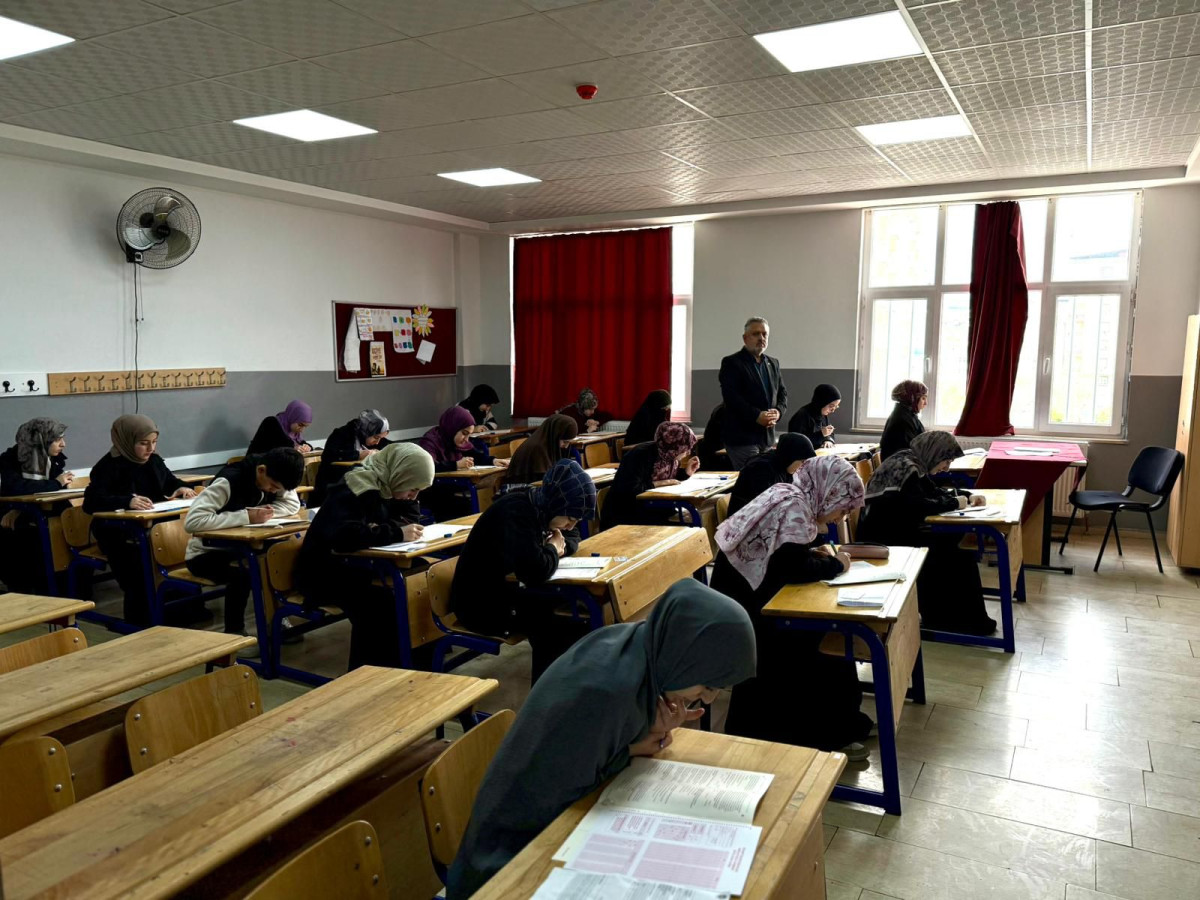 Gençler Umre Yolunda Bilgiyle Yarıştı