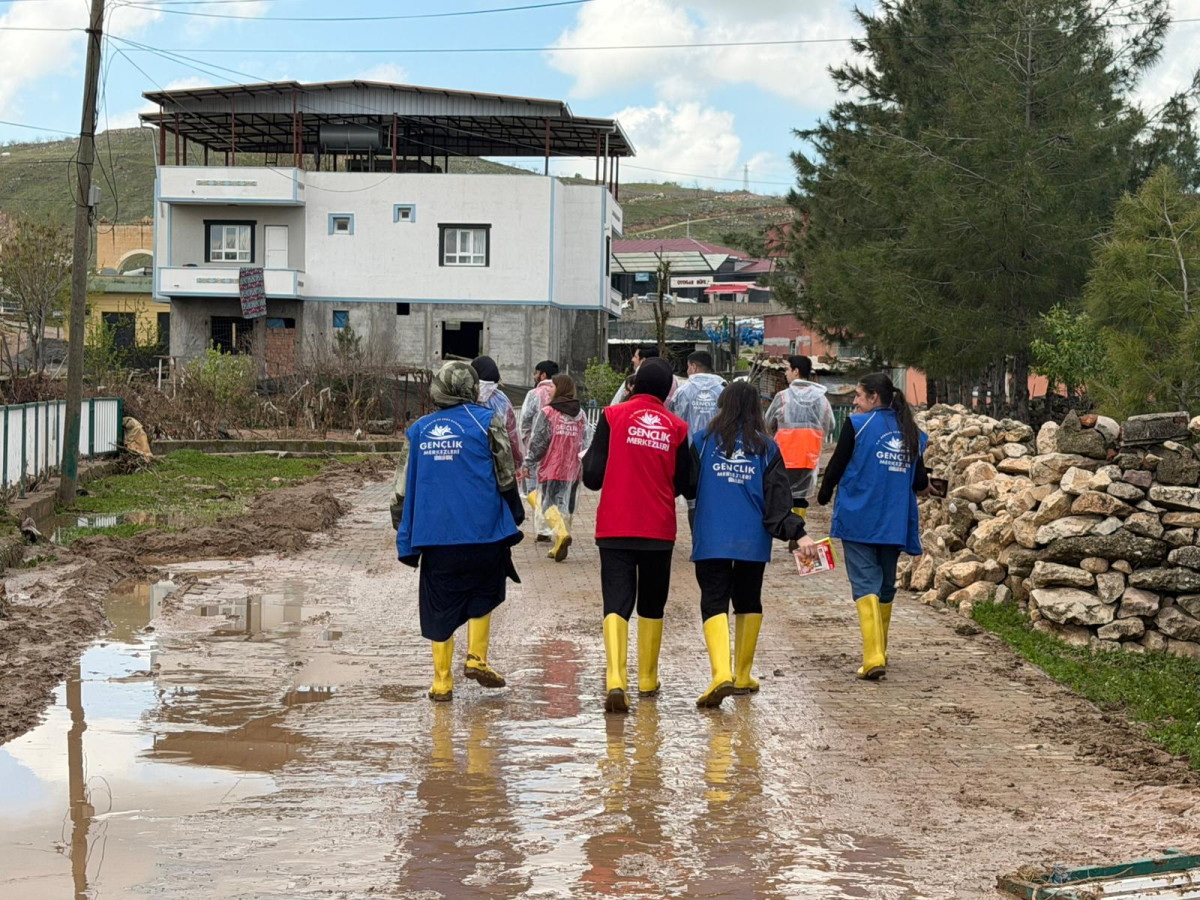 Kurtalan Gençlik Merkezi, su taşkını sonrası afetzede çocukların yüzünü güldürmek için sahaya indi. 