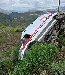Siirt’te Ambulans Şarampole Devrildi: 3 Sağlık Personeli Yaralandı
