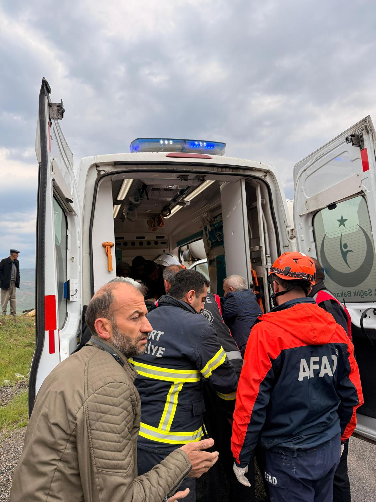SİİRT- ERUH İLÇESİNDE VİRAJI ALAMAYAN BETON MİKSERİ DEVRİLDİ