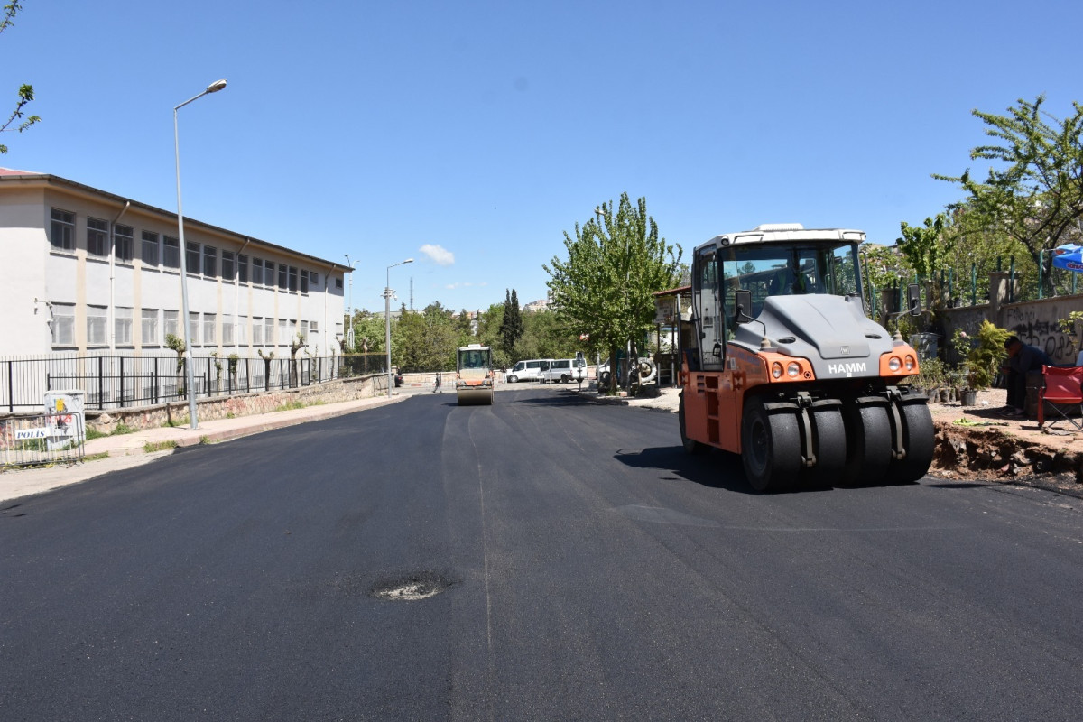 SİİRT’TE ULAŞIM KONFORUNU ARTIRAN ASFALT ÇALIŞMALARI ARALIKSIZ SÜRÜYOR