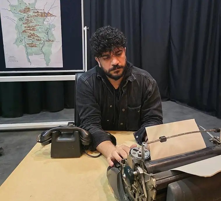 Bu Tiyatroda Bilet geçersiz Kitabı Getir Tiyatroyu Seyret