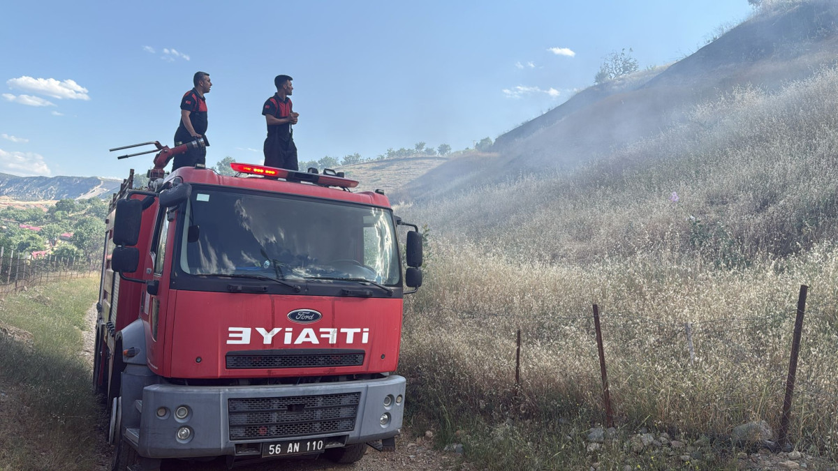 SİİRT’TE BAĞLARI KÜLE ÇEVİREN YANGIN;