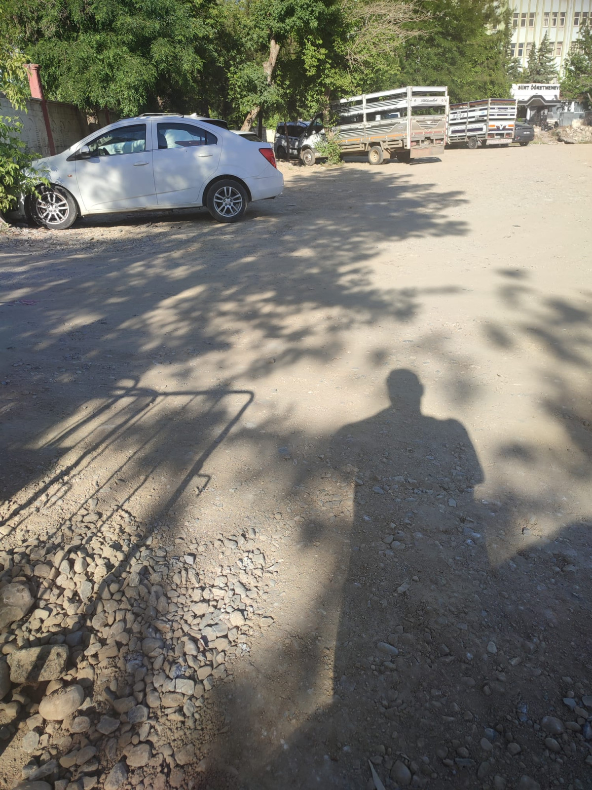 GEÇİCİ ÇÖZÜMLER YETERSİZ KALIYOR: SİİRT’TE OTOPARK SORUNU GÜNDEMDE