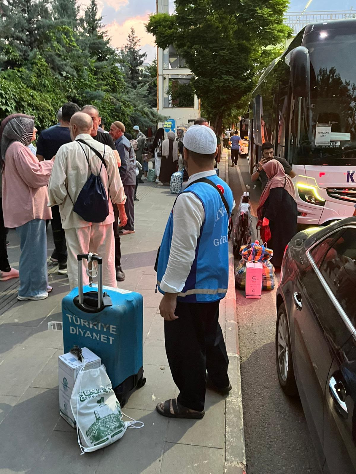 Kutsal Topraklardan Dönen Hacılar Siirt’te Dualarla Karşılandı