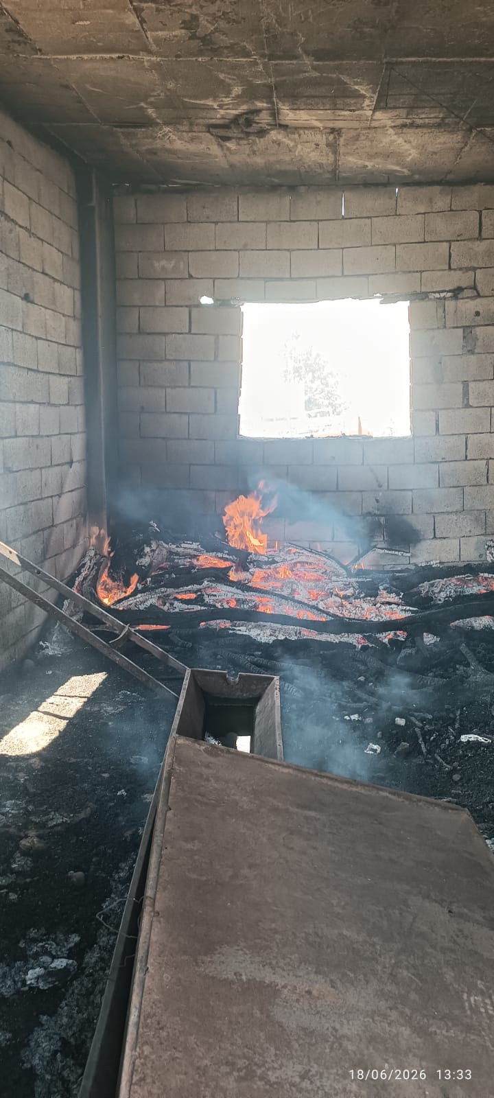 Siirt’te 2 katlı bir evin zemin katında ahıra çevrilen bölümde yangın çıktı.