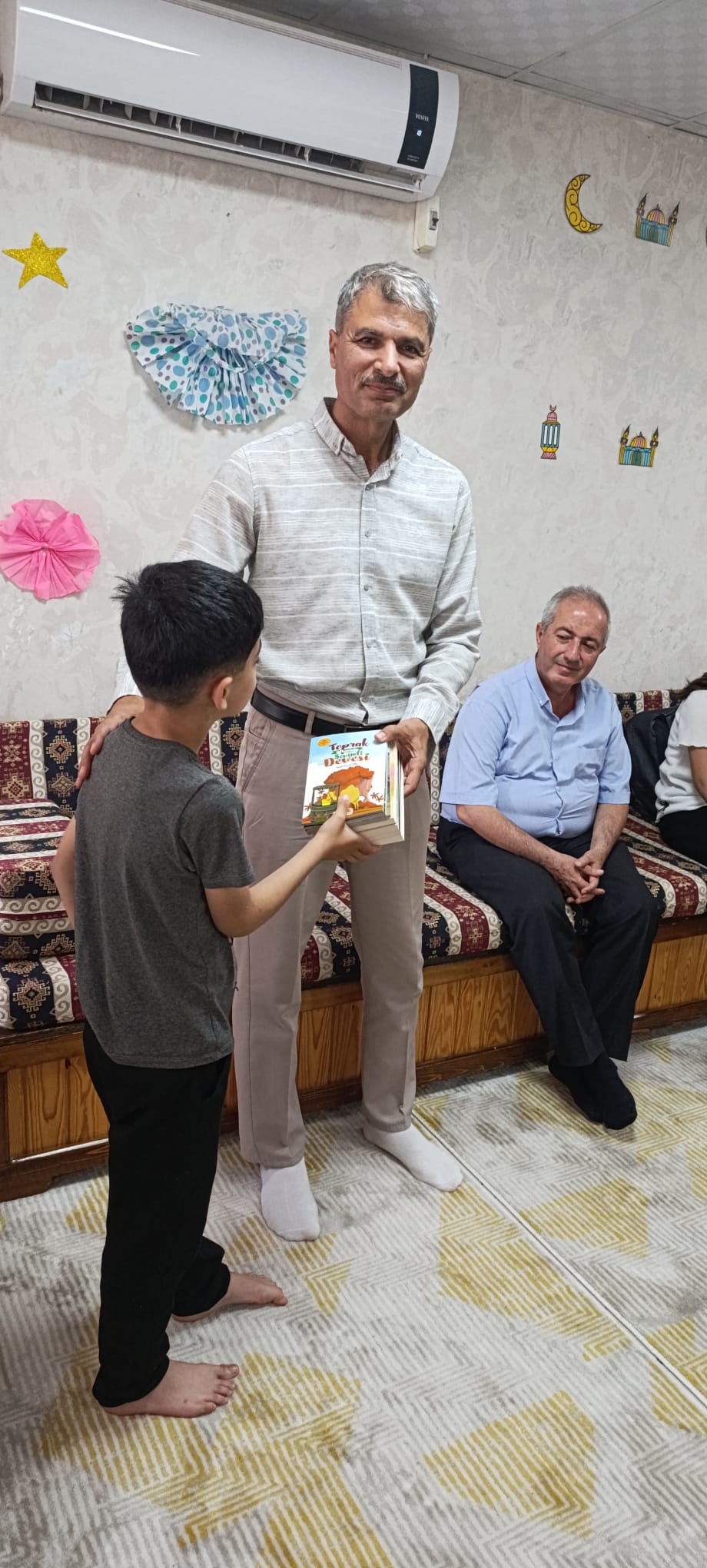 Siirt İHH Derneği ve Siirt Vakfı iş birliğiyle hayırseverlerin katkılarıyla yetim çocuklara yönelik  bir kitap desteği projesi hayata geçirildi