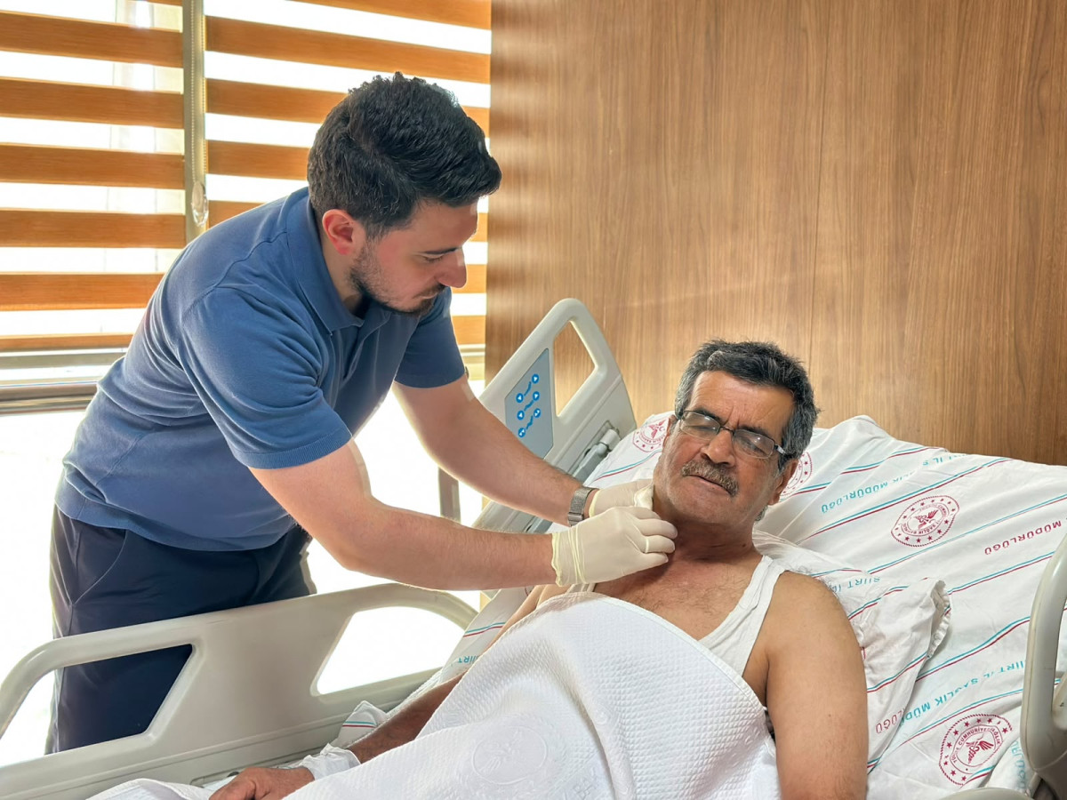 Felç Riskiyle Yaşıyordu! Siirt Eğitim ve Araştırma Hastanesi’nde Şah Damarı Ameliyatıyla Sağlığına Kavuştu