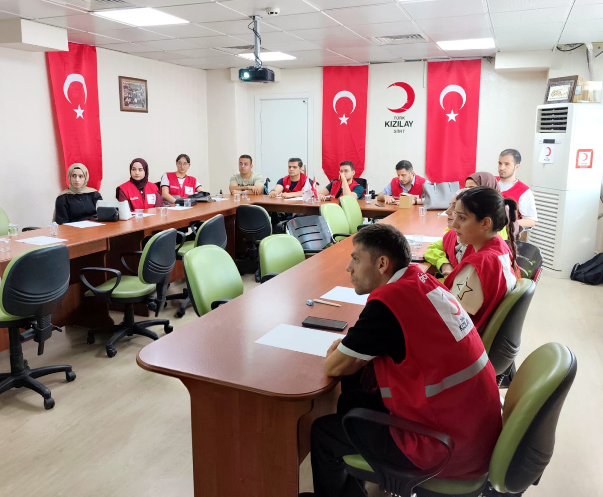 Siirt Kızılay şubesi gönüllülerine yönelik “Kariyerde Hedef Belirleme” başlıklı bir kişisel gelişim eğitimi düzenledi.