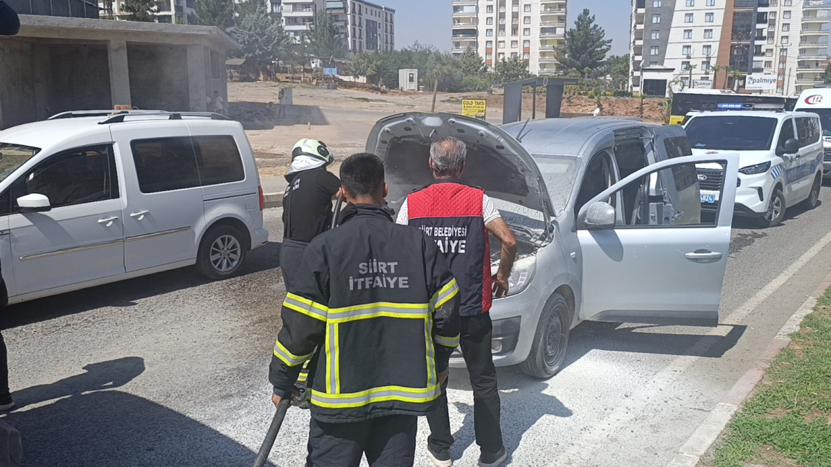 Siirt'te Araç Yangını! İtfaiyeden Anında Müdahale 