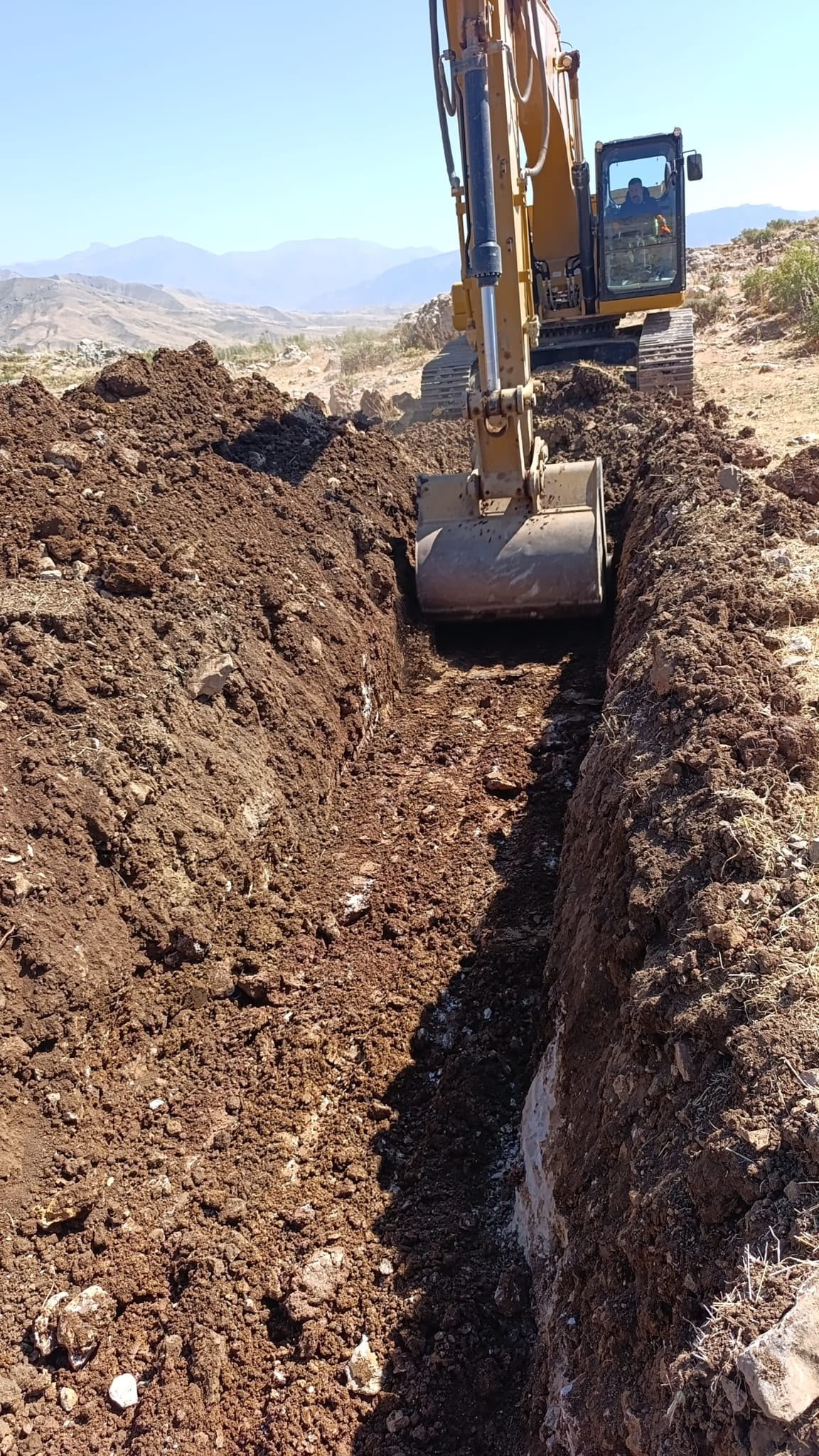 PERVARİ DOĞAN KÖYÜNE 18 KİLOMETRELİK İÇME SUYU HATTI YAPIMI BAŞLADI