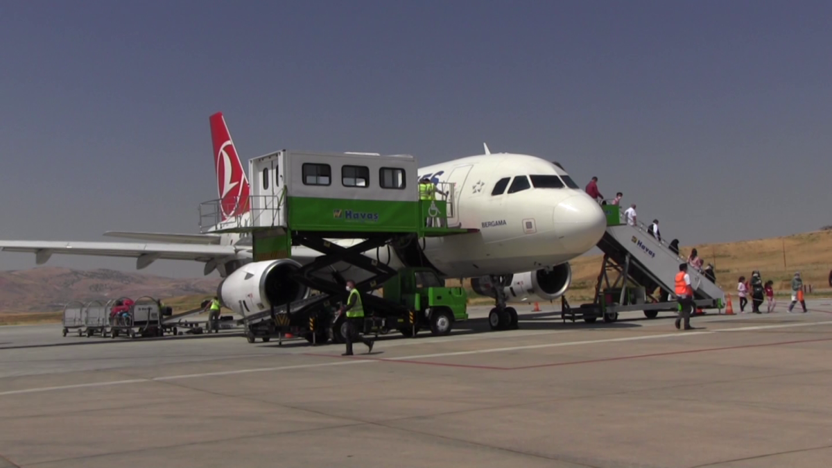 Yenilenen Siirt Havalimanı'na ilk yolcu uçağı indi