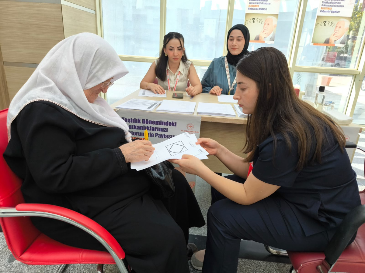 Siirt Eğitim ve Araştırma Hastanesinde  Dünya Alzheimer Ayı kapsamında farkındalık standı açıldı
