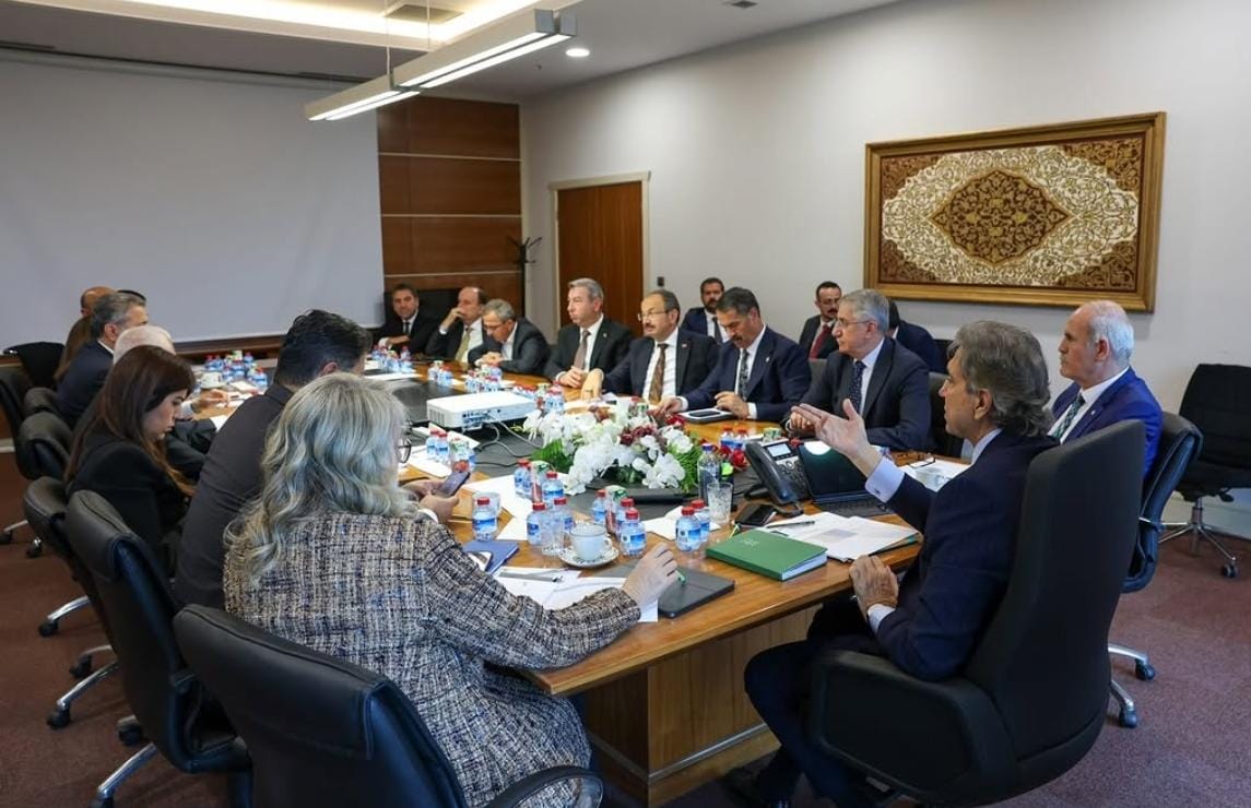 AK Parti Genel Merkezi Yerel Yönetimler Başkanlığı, şehirlerin öncelikli ihtiyaçlarını belirlemek ve önümüzdeki dönemde hayata geçirilecek projeleri değerlendirmek amacıyla kritik bir birim toplantısı gerçekleştirdi