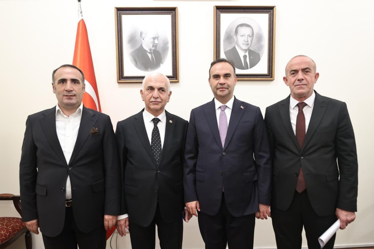 AK Parti Siirt Milletvekili Mervan Gül, siirt'teki yürütülen yatırımlar ve yerel kalkınma projelerini görüşmek üzere Sanayi ve Teknoloji Bakanı Mehmet Fatih Kacır’ı ziyaret etti.