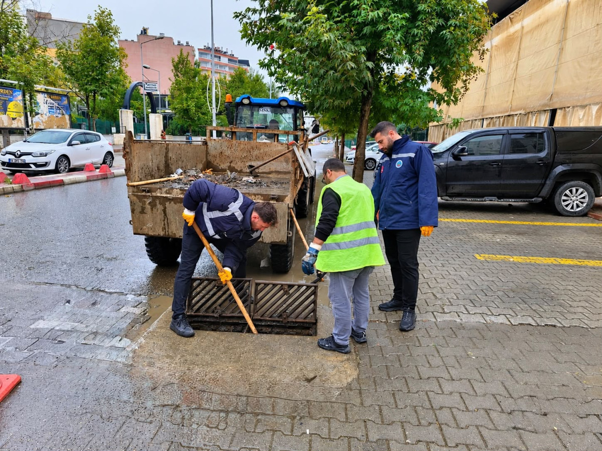Siirt’te Yağmur Suyu Izgaraları ve Rögarların Bakım ve Temizlik Çalışmaları Sürüyor